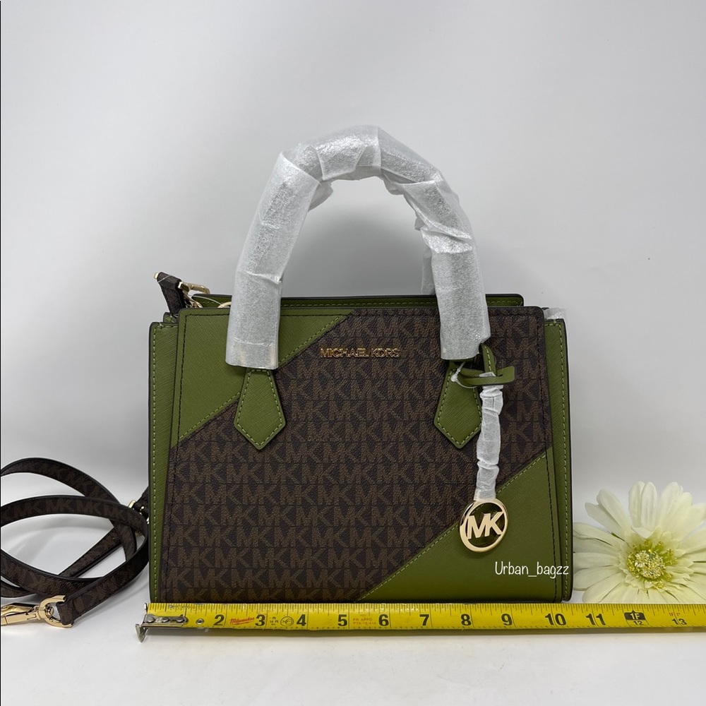 Michael Kors Hope Medium Messenger - Picture 2 of 9